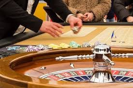 Antarmuka aplikasi mobile indobali88 menampilkan menu sportsbook dan live casino